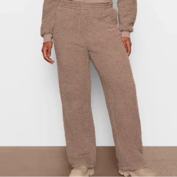 SKIMS Sherpa Teddy Cozy Zip Up Crop Jacket and Wide Leg Tigers Eye Joggers - Picture 4 of 11